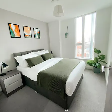 The Panda - Modern 2 Bedroom Apt In Manchester City Centre-3